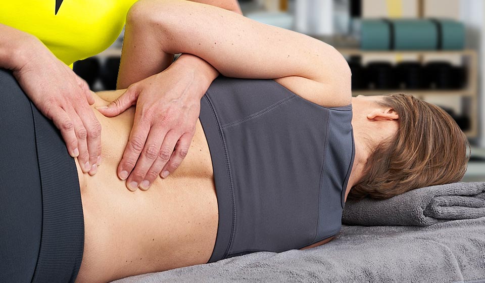 Behandlung des Rückens bei einer Patientin in der Physiotherapie