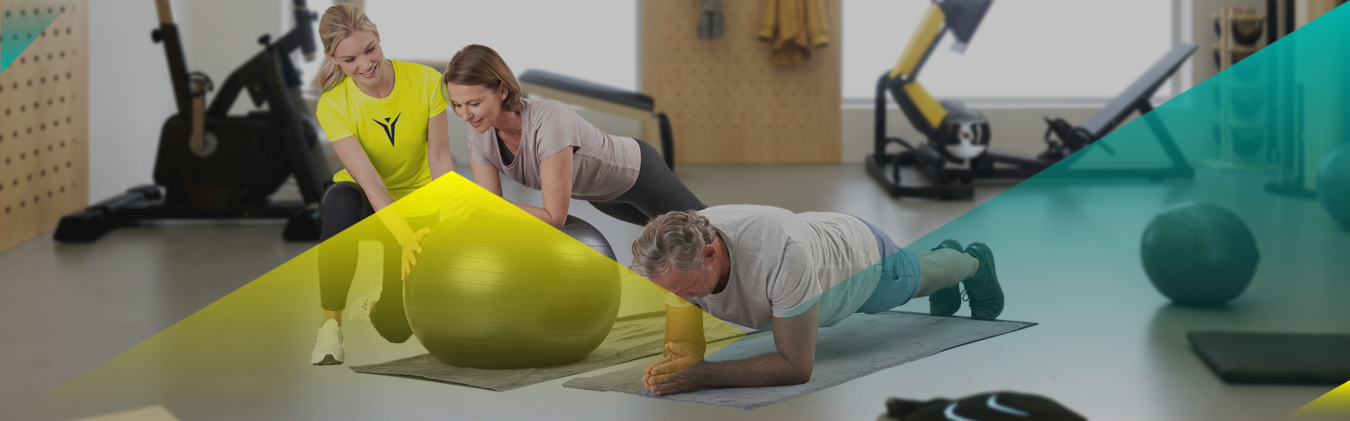 Eine Trainerin macht mit zwei Kunden Kraftaufbautraining im Gesundheitsstudio