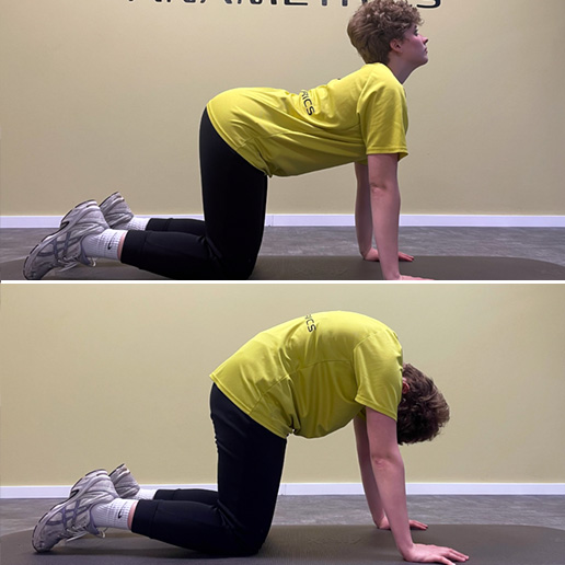 Frau zeigt Übungen gegen Rückenschmerzen im unteren Bereich