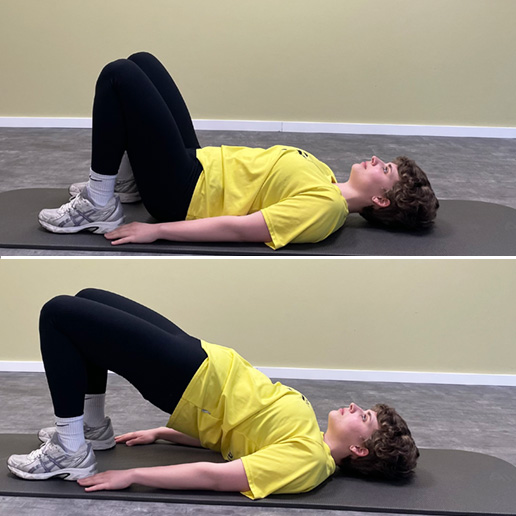 Frau zeigt Übungen, wenn im unteren Rücken Schmerzen herrschen 