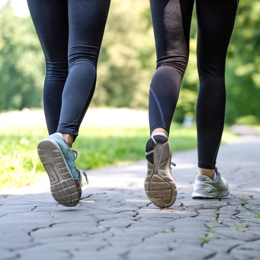 Beine zweier Frauen beim Joggen in Sportsachen — jetzt über Abnehmen nach Ostern informieren!